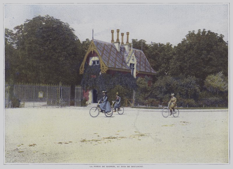 Ciclistas pasando por la Porte de Madrid en el Bois de Boulogne, París de French Photographer