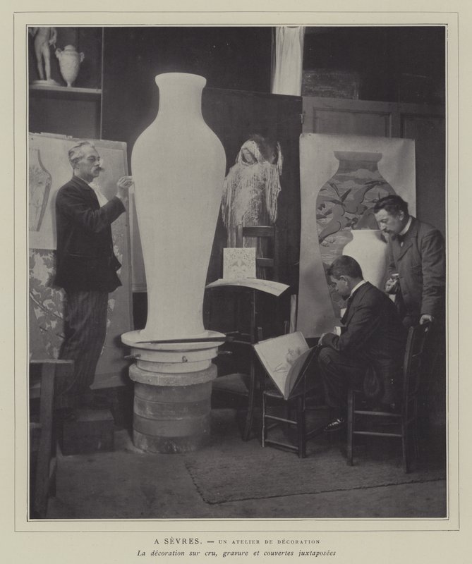 Taller de decoración en la fábrica de porcelana de Sèvres, Francia de French Photographer