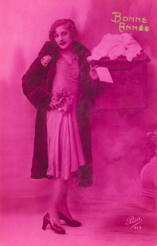 Chica elegante a punto de enviar tarjeta de felicitación de Año Nuevo de French Photographer