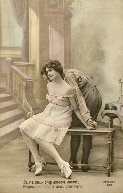 Pareja abrazándose de French Photographer