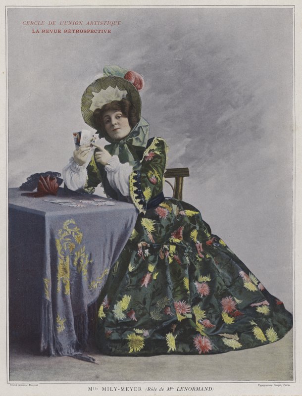 Emilie Mily-Meyer como Mademoiselle Lenormand en La Revue Retrospective de French Photographer