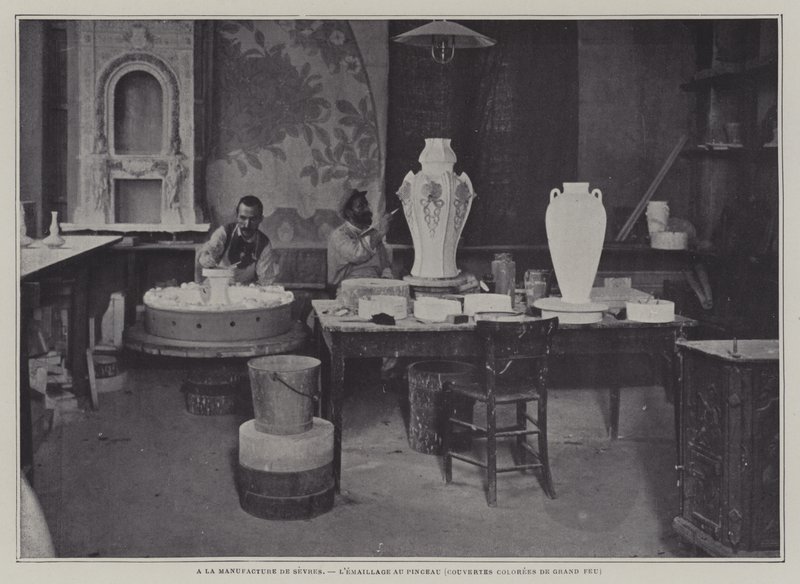 Esmaltado a pincel en la fábrica de porcelana de Sèvres, Francia de French Photographer