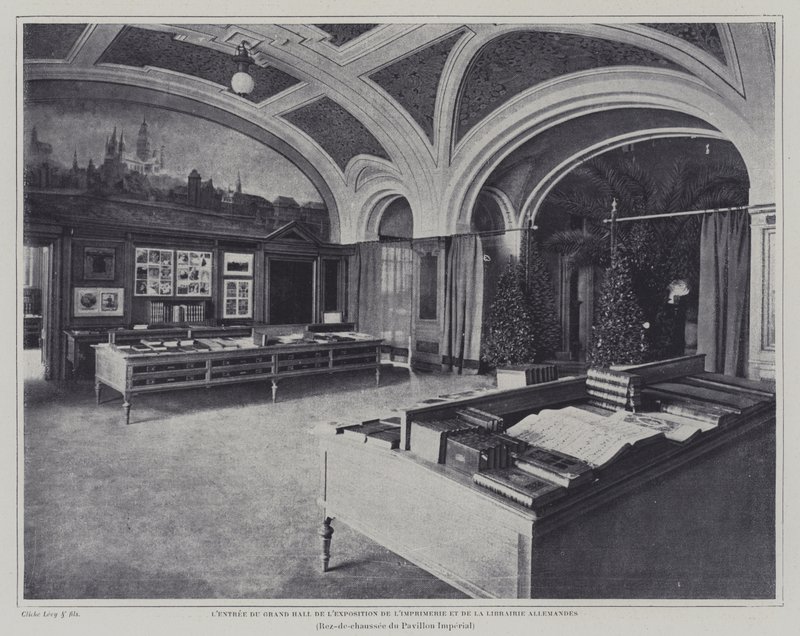 Entrada al gran salón de la exposición de impresión y libros en el pabellón alemán en la Exposición Universal 1900, París de French Photographer