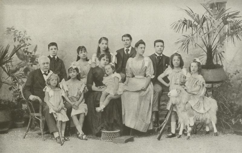 Ferdinand De Lesseps, con su esposa e hijos de French Photographer
