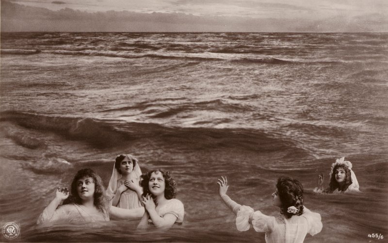 Cinco mujeres vestidas en el mar de French Photographer