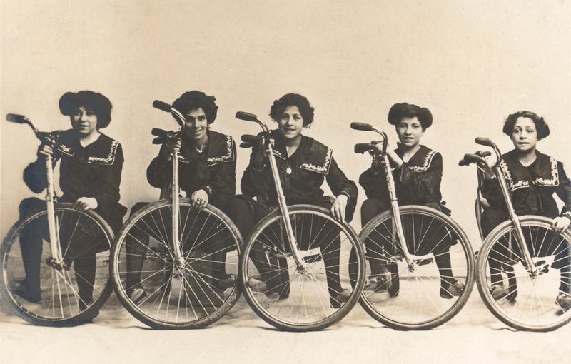 Cinco chicas, presumiblemente francesas, con sus bicicletas (foto en blanco y negro) de French Photographer