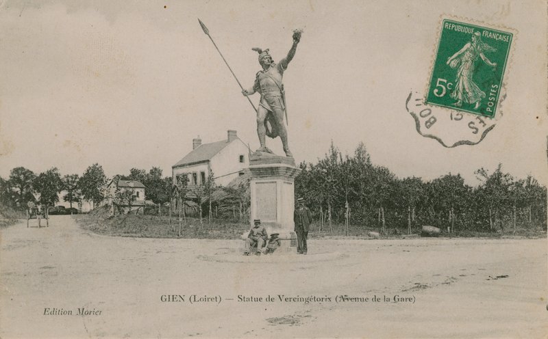 Gien (Loiret), Estatua de Vercingetorix. Postal enviada en 1913. de French Photographer