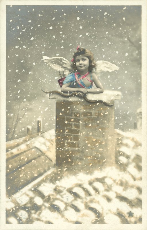 Ángel niña emergiendo de una chimenea en la nieve de French Photographer