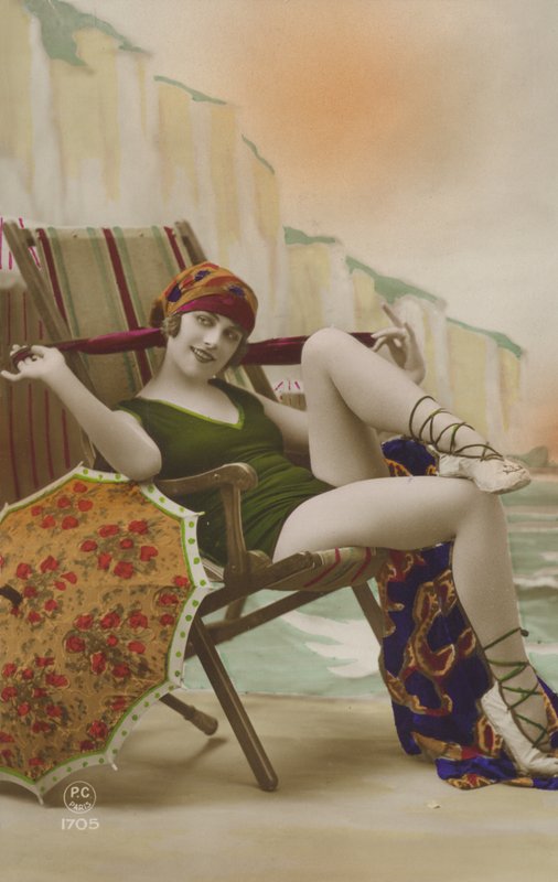 Chica en una tumbona (foto a color) de French Photographer