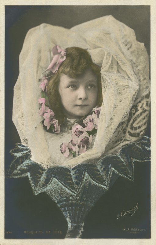 Niña en una flor de French Photographer