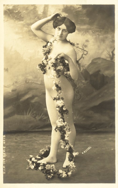 Niña en malla corporal sosteniendo una guirnalda de flores de French Photographer