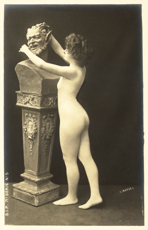 Chica en body prestando atención al busto de un sátiro de French Photographer