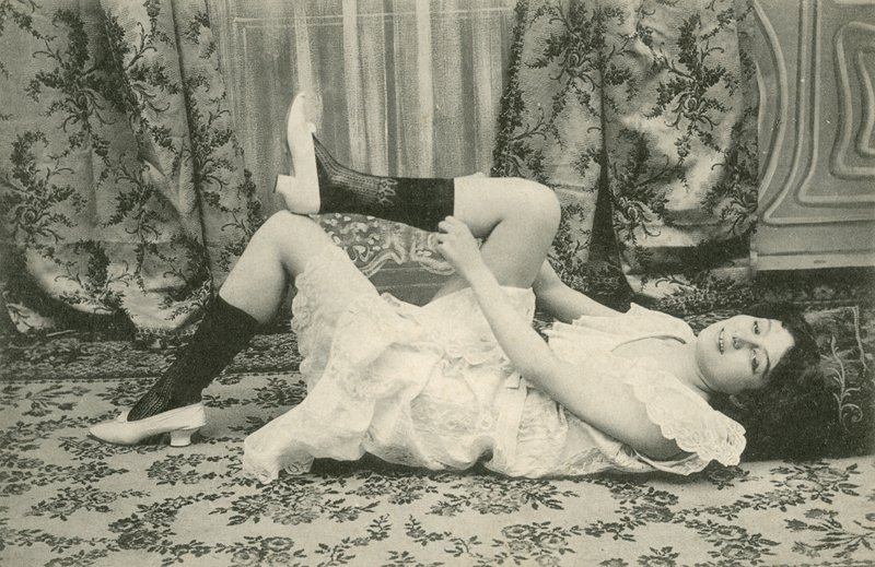 Niña Subiéndose los Calcetines de French Photographer