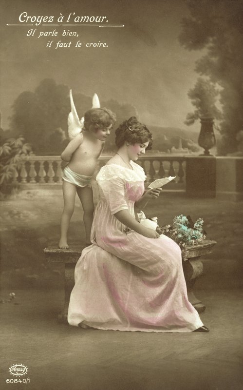 Niña leyendo una carta de amor, con Cupido mirando por encima de su hombro de French Photographer