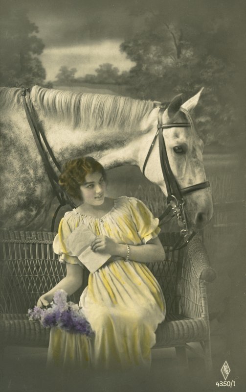 Niña sentada en el sofá con caballo blanco detrás de French Photographer