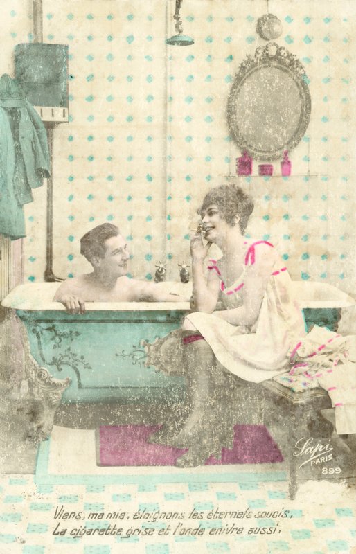 Chica, fumando, hablando con hombre en la bañera de French Photographer