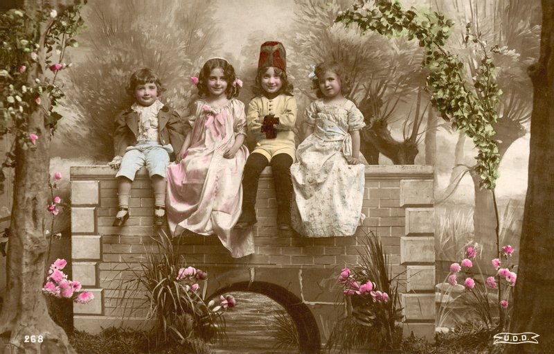 Niñas y niños sentados al borde de un puente de French Photographer