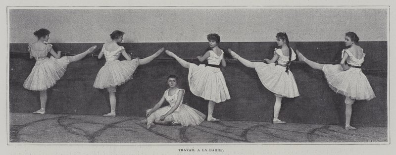 Niñas realizando ejercicios de barra en una clase de ballet de French Photographer