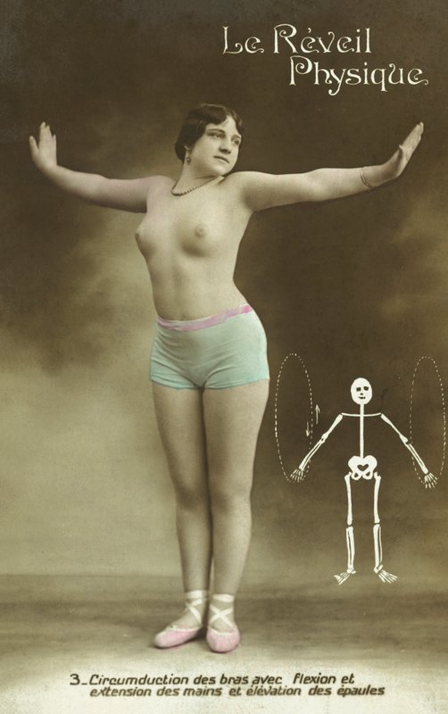 Mujer semidesnuda realizando ejercicios (foto en color) de French Photographer