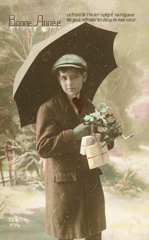 Niño guapo y bien vestido, de pie en la nieve con un paraguas de French Photographer