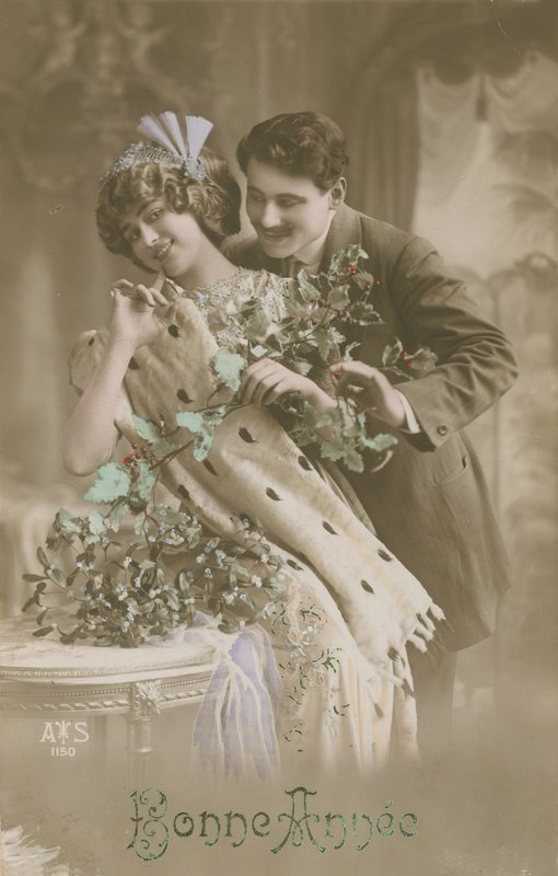 Tarjeta de felicitación de Año Nuevo con pareja romántica sosteniendo muérdago de French Photographer