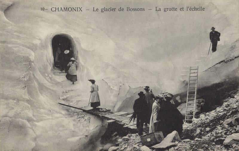 Gruta de hielo y escalera, Glaciar Bossons, Chamonix, Francia (fotografía en B/N) de French Photographer