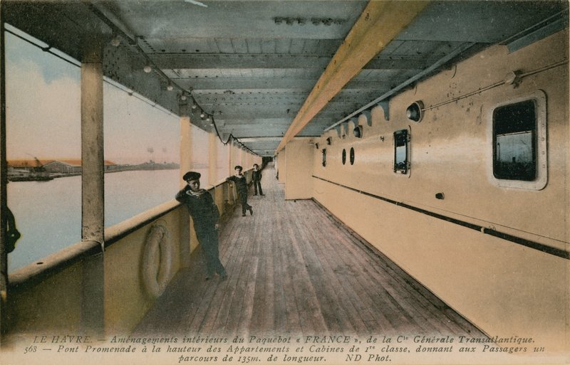 Le Havre - interior del SS France, transatlántico propiedad de Compagnie Generale Transatlantique. Cubierta de paseo, con una longitud de 135 metros, a la altura de las cabinas de primera clase de French Photographer