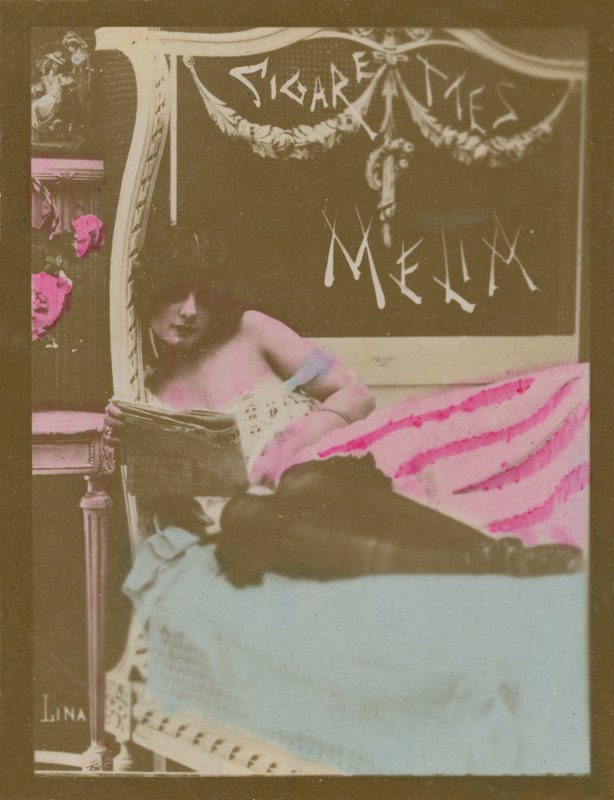 Lina, chica en la cama leyendo periódico de French Photographer