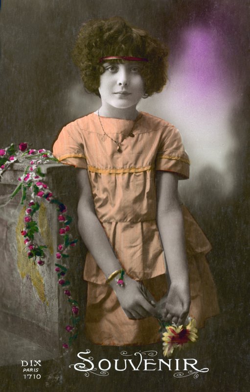 Niña pequeña en naranja de French Photographer