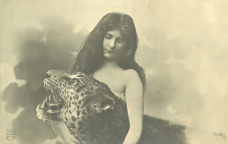 Niña de pelo largo con brazos alrededor de un leopardo de peluche de French Photographer