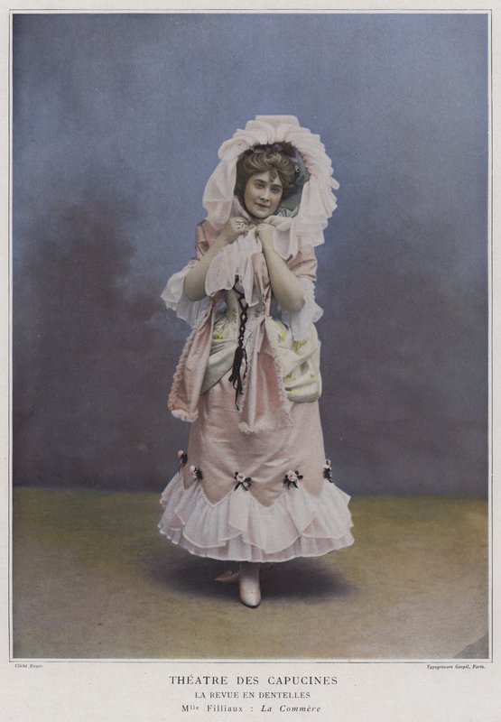 Mademoiselle Filliaux como La Commere en La Revue des Dentelles de French Photographer