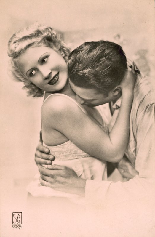 Hombre abrazando a mujer, y besando su pecho (foto b/n) de French Photographer