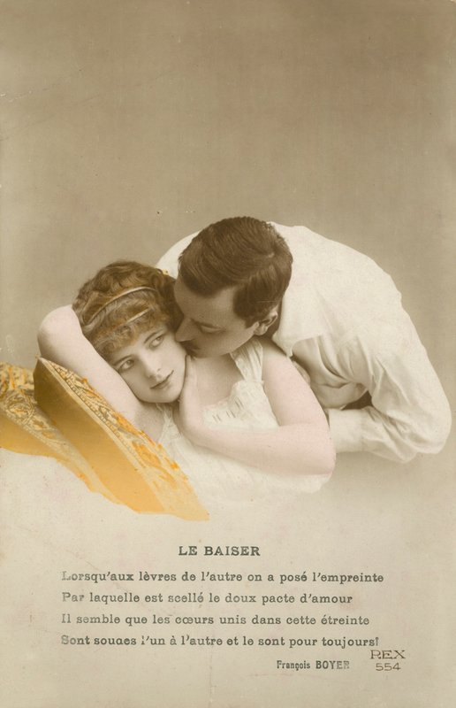 Hombre besando a chica tímida en la mejilla de French Photographer