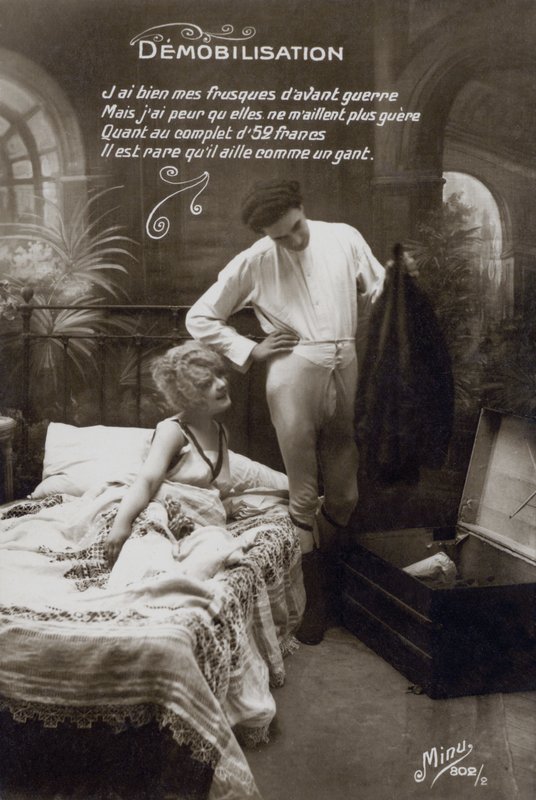 Hombre desempacando su maleta de French Photographer