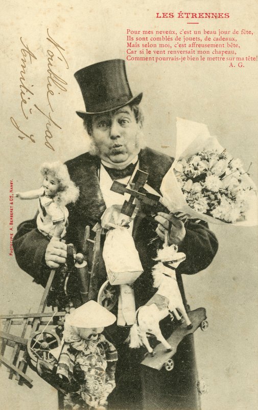 Hombre cargado con regalos para niños de French Photographer