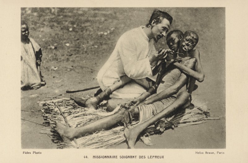 Misionero atendiendo a leprosos de French Photographer