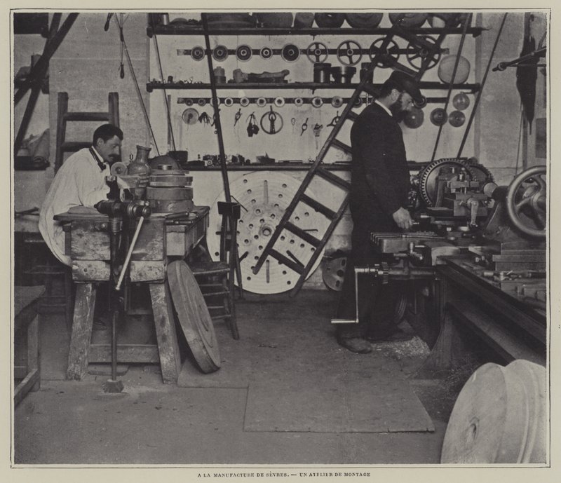 Taller de montaje en la fábrica de porcelana de Sèvres, Francia de French Photographer