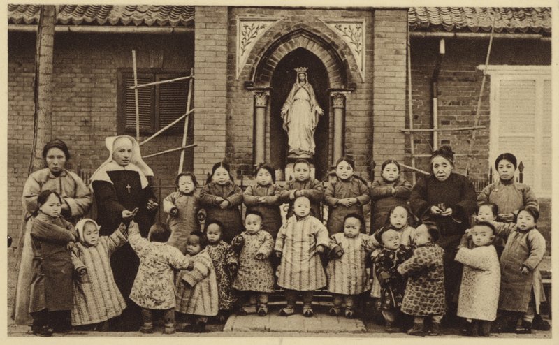 Huérfanos posando fuera de su orfanato en China de French Photographer