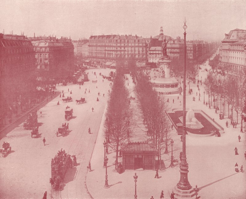 París: Place de la République (foto en blanco y negro) de French Photographer