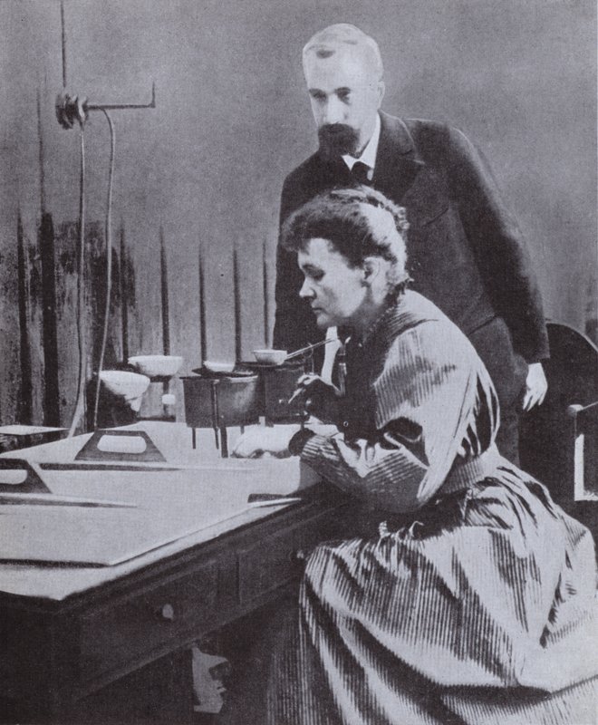 Pierre y Marie Curie, descubridores del Radio, en su laboratorio en la Universidad de París, 1898 de French Photographer