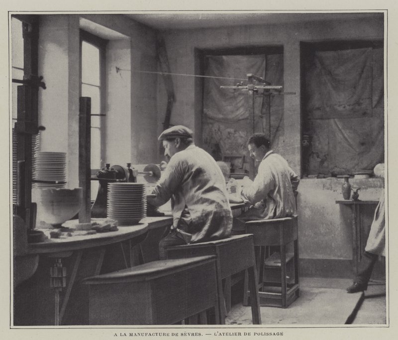 Taller de pulido en la fábrica de porcelana de Sèvres, Francia de French Photographer