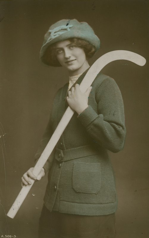 Joven mujer llevando un palo de hockey sobre su hombro de French Photographer