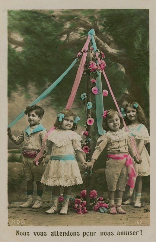 Niños alrededor de un palo de mayo de French Photographer