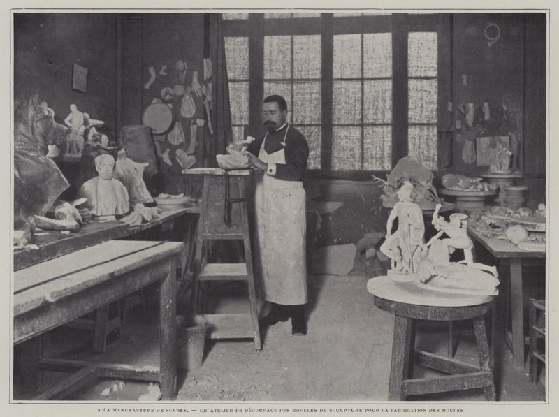 Preparando moldes en un taller de la fábrica de porcelana de Sèvres, Francia de French Photographer