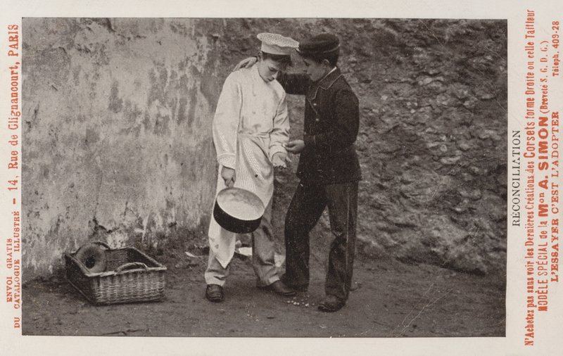 Reconciliación entre dos chicos trabajando en hotel o restaurante de French Photographer