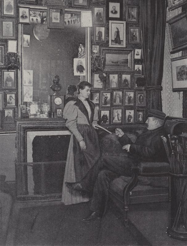 Sala en el Palais Garnier en París llena de retratos de artistas de French Photographer
