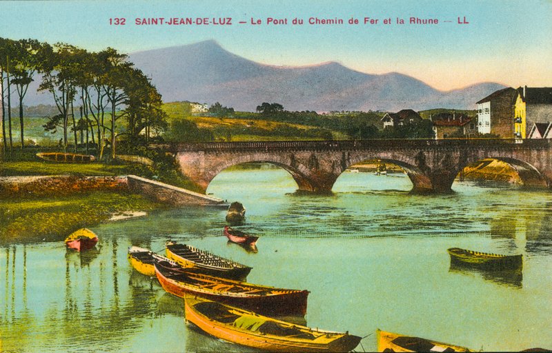 San Juan de Luz, el puente del ferrocarril y la Rhune (foto en color) de French Photographer