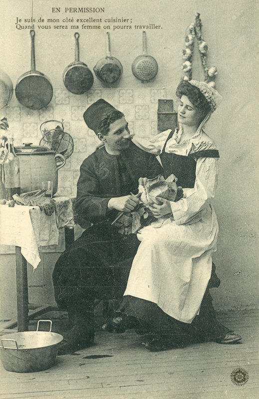 Sirvienta sentada en las rodillas de un hombre en la cocina de French Photographer