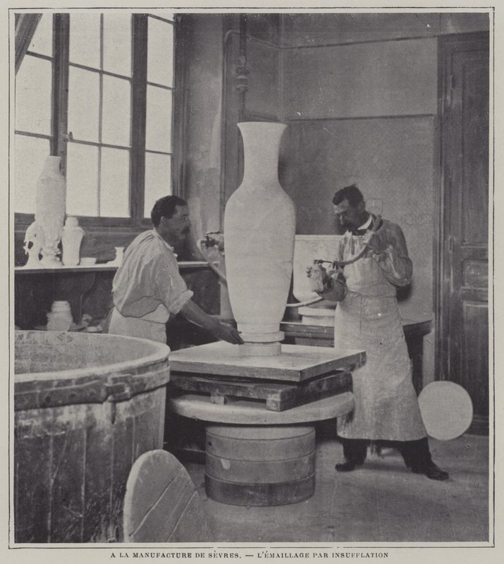 Esmaltado por pulverización de un jarrón en la fábrica de porcelana de Sèvres, Francia de French Photographer