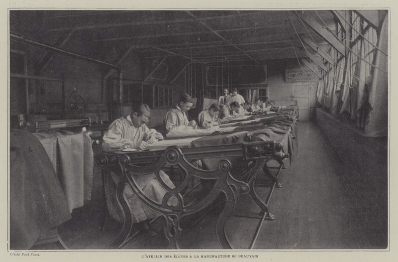 Taller de estudiantes en la Manufactura de Tapices de Beauvais, Francia de French Photographer